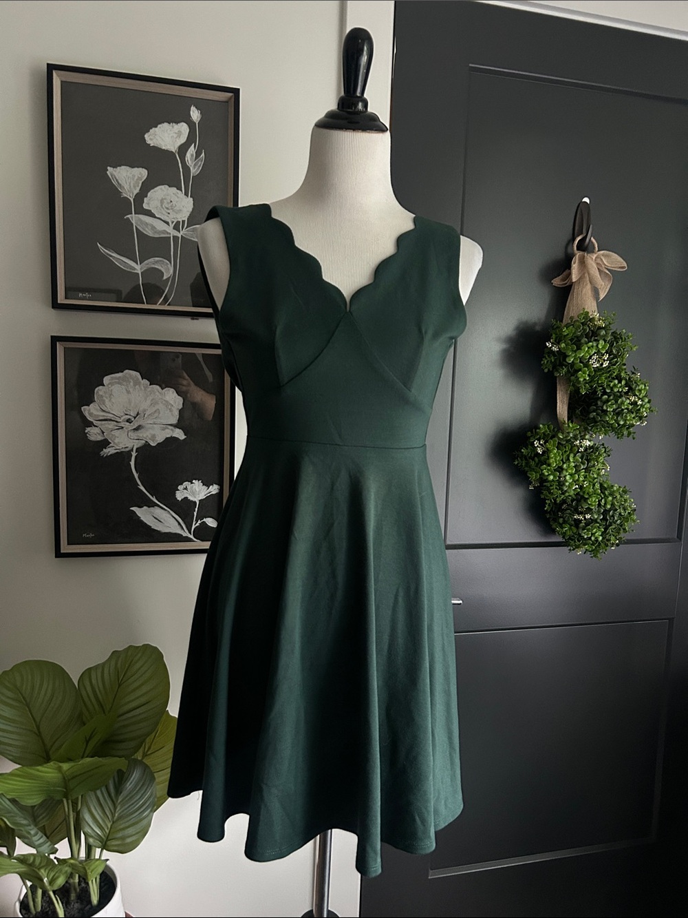 🌹 XS Dark Green Scalloped V-Neck Fit & Flare Dress